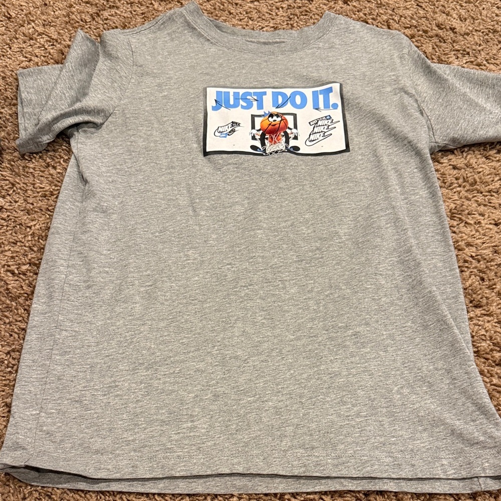 Nike Kids Gray 'Just Do It' Graphic Tee YXL